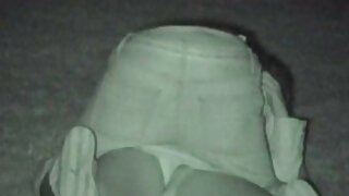 A szex rabja az porno film ingyen egyetemi csaj, Amber Jayne leveszi a bugyit, és felmutatja a szoknyát